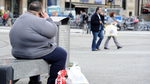 Bredere bedden, grotere kleren: samenleving groeit langzaam mee met steeds zwaardere mensen