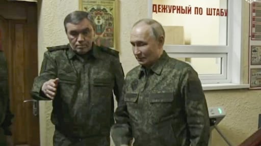 Poetin brengt verrassingsbezoek aan Koersk nu Oekraïne er terrein verliest