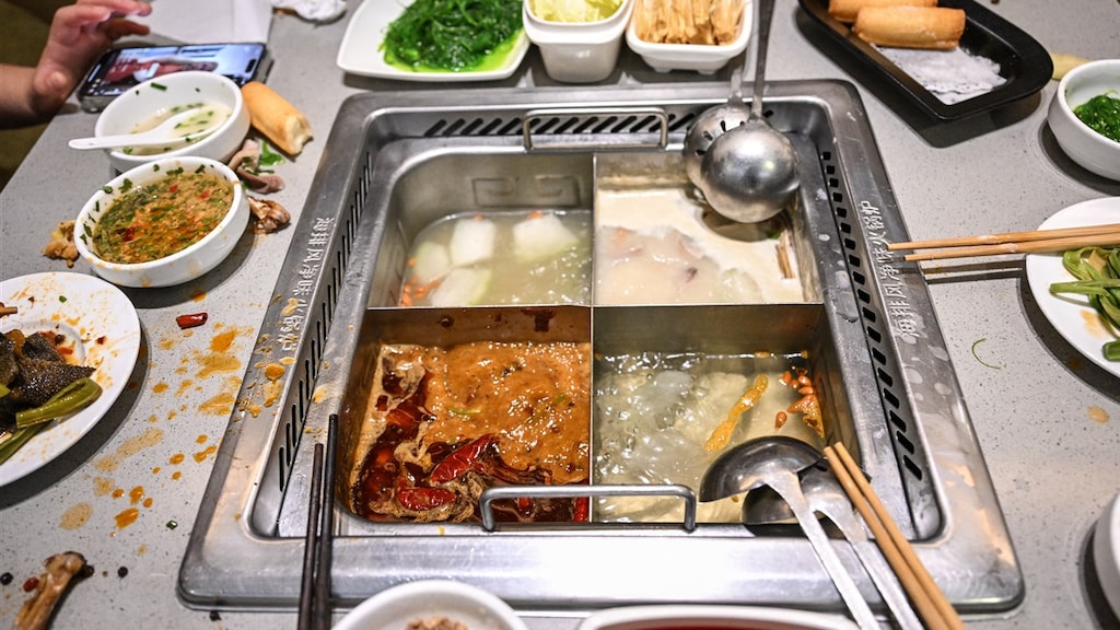 Tieners plassen in bouillon Chinees restaurant, bezoekers gecompenseerd