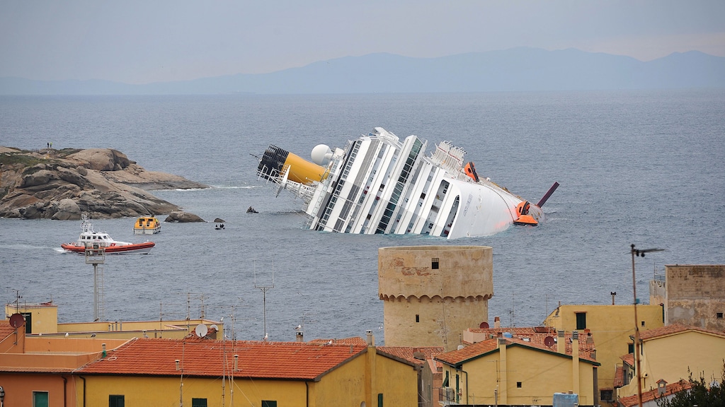 Gekapseisde Costa Concordia voor de kust van Giglio
