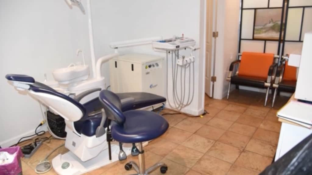 De tandartsstoel in het huis van de vrouw.