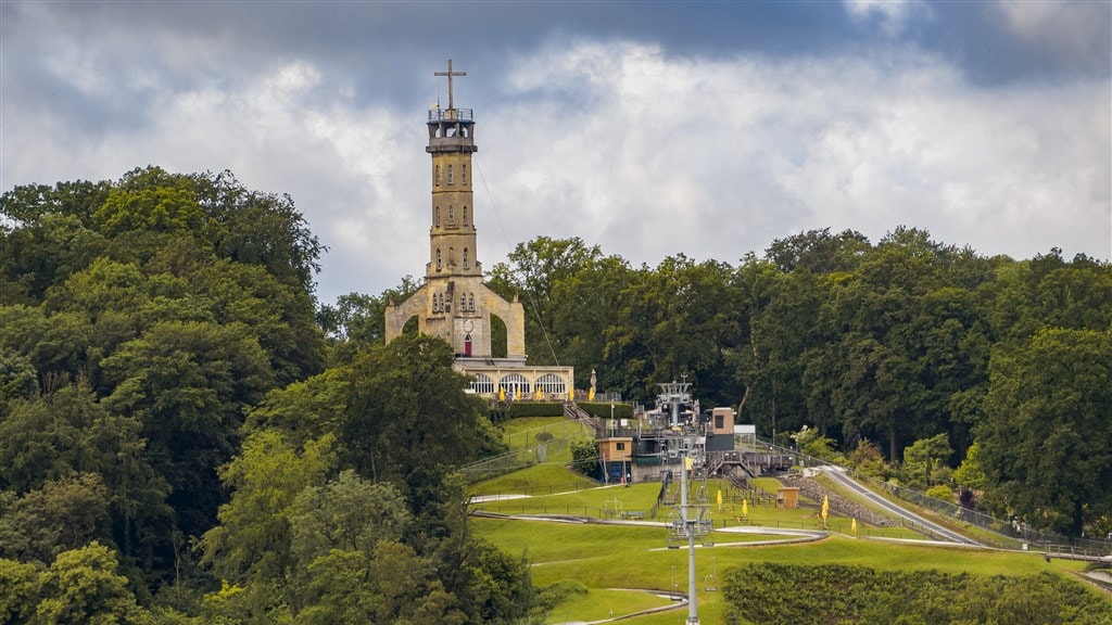 De Wilhelminatoren in Valkenburg voor de ineenstorting.