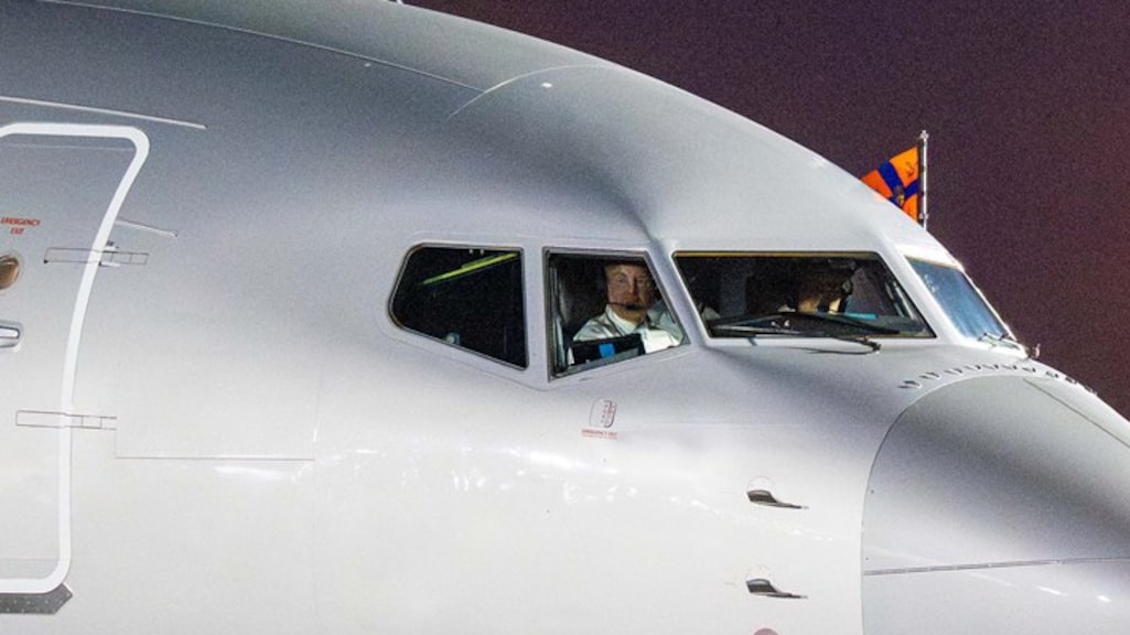 Koningspaar aangekomen in Kenia, koning zet toestel zelf aan de grond