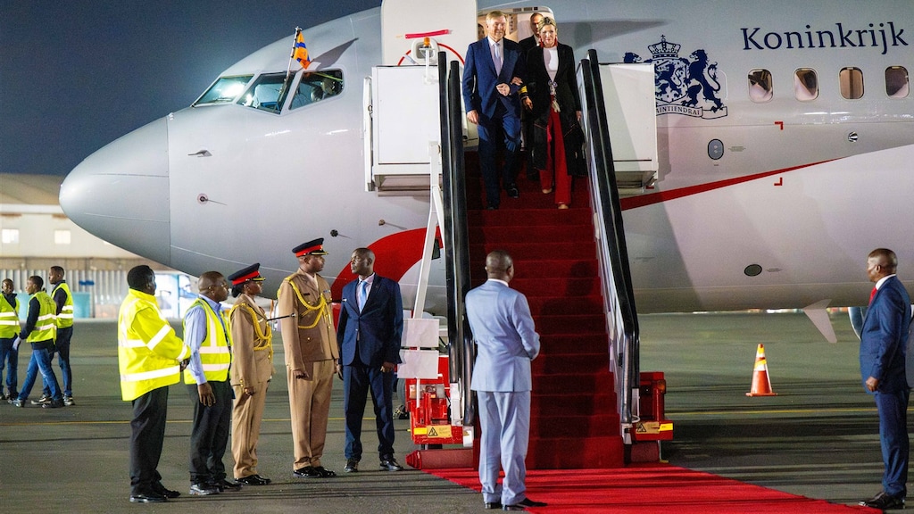 Koning en koningin na aankomst in Nairobi.