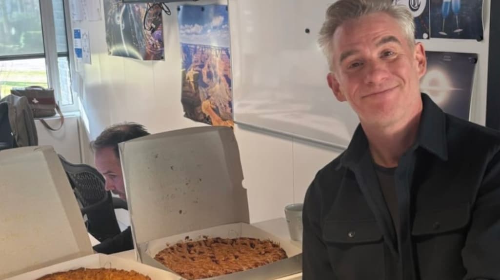 Art Rooijakkers 'viert' 35 dagen niet praten met Limburgse vlaai voor collega's