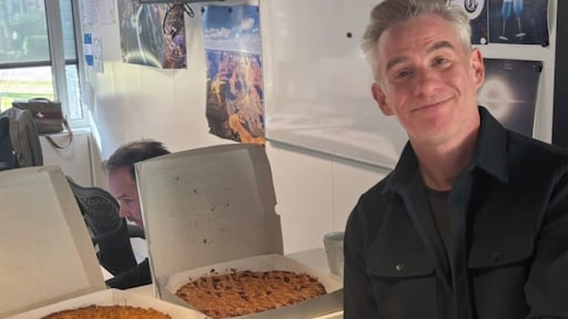 Art Rooijakkers 'viert' 35 dagen niet praten met Limburgse vlaai voor collega's