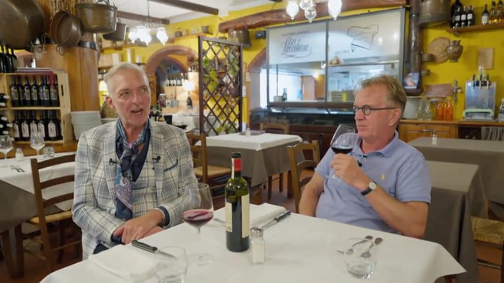 Martien Meiland opgeschrikt door kikkerplaag tijdens huizenjacht in Italië: 'Zijn ze niet giftig?'