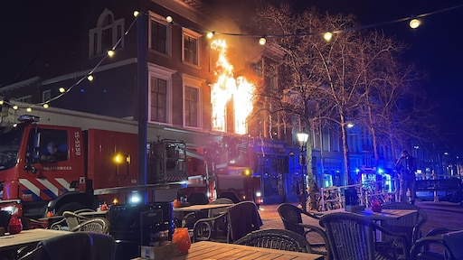 Grote brand in centrum Delft, één persoon naar ziekenhuis