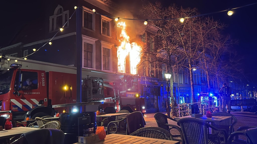 Grote brand in centrum Delft, één persoon naar ziekenhuis
