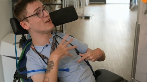 Sven uit Je Zal Het Maar Hebben heeft een seksverzorger