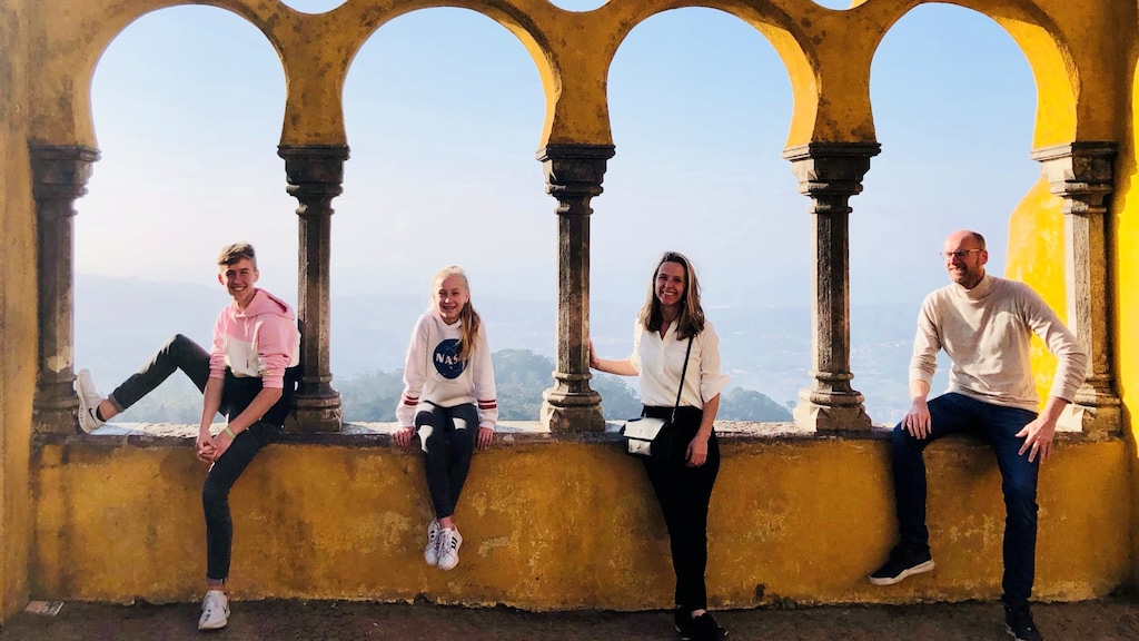 Het gezin tijdens een van de reizen die ze samen maakten, links zoon Mees.