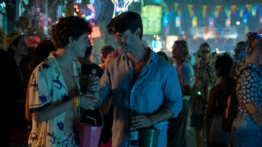 Patrick Schwarzenegger reageert op incestueuze zoen in The White Lotus