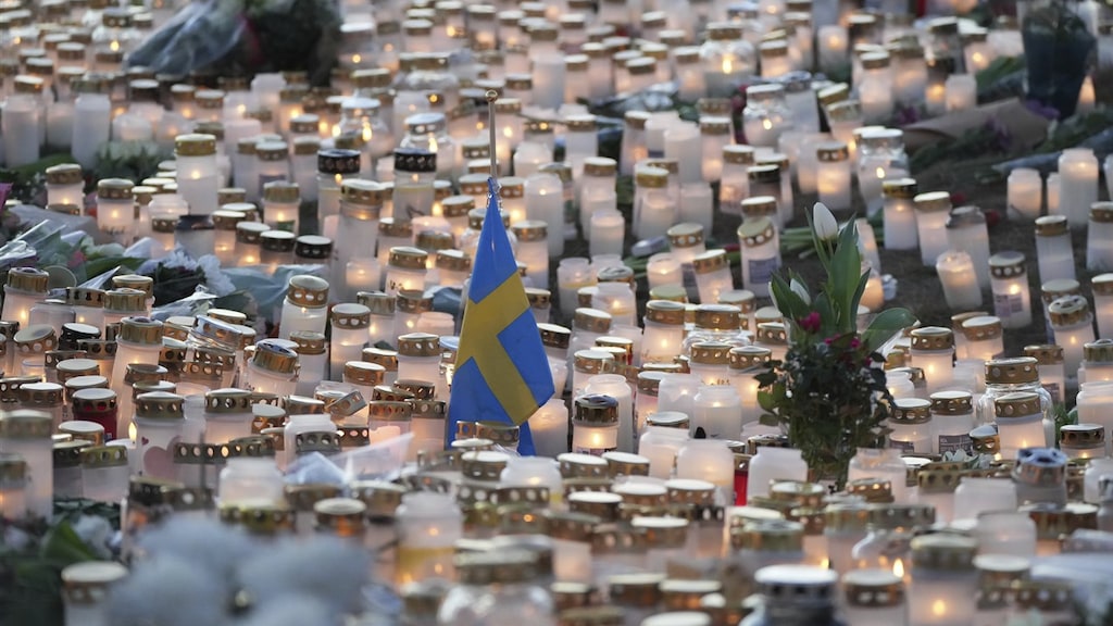Bloemen en kaarsen op de gedenkplek vlakbij de school waar de schietpartij in Örebro plaatsvond.