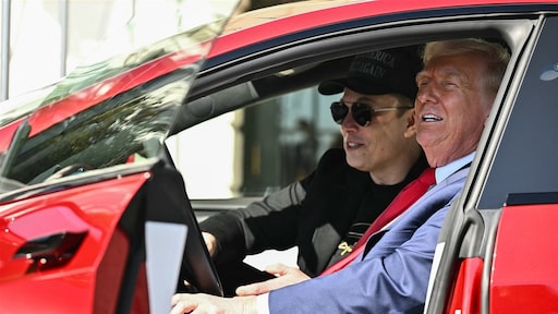 Tesla's in de fik, aandelen onderuit en geweigerd van autobeurs: Musks 'money machine' stokt