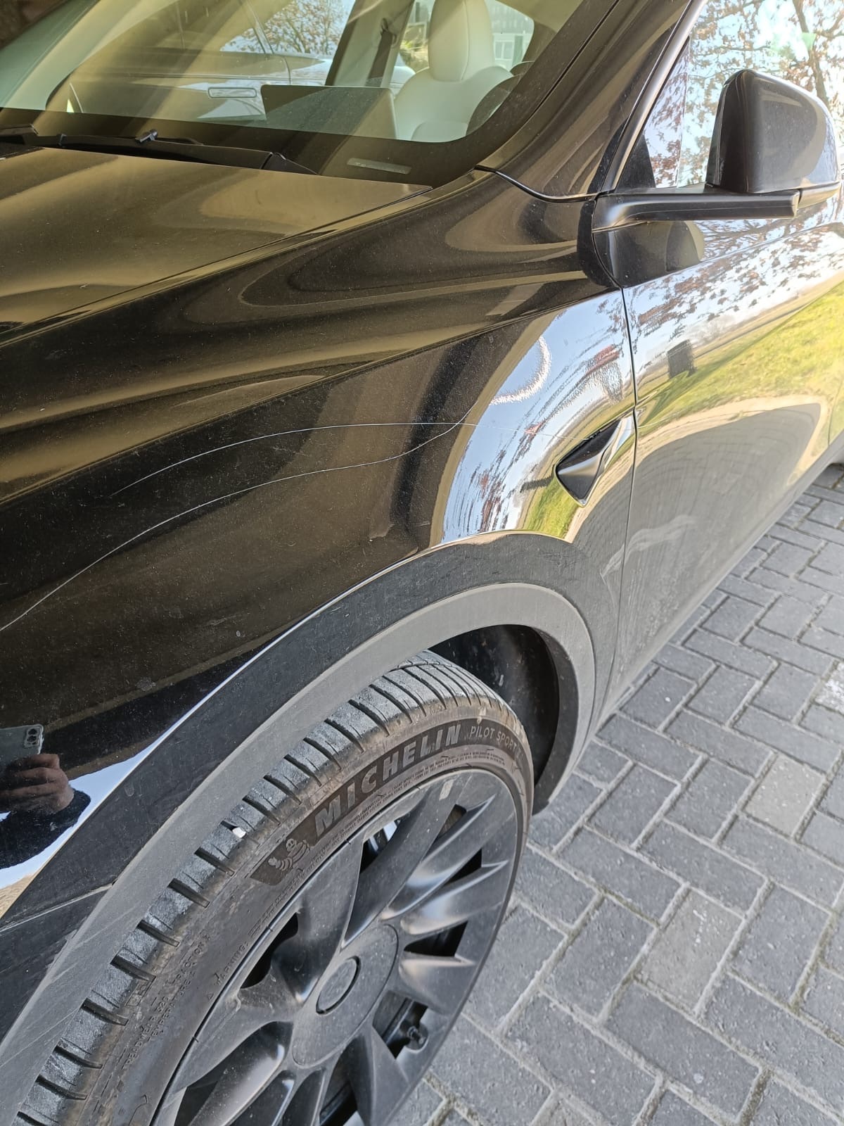 Het is duidelijk dat de kras in de auto van Robin daar niet per ongeluk terecht is gekomen.