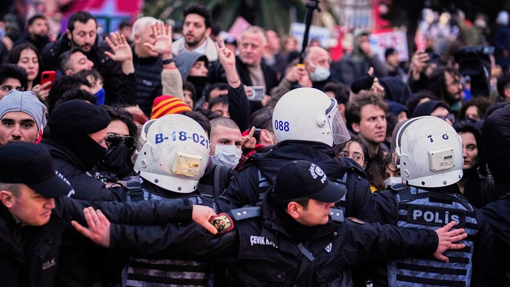 Turkije verbiedt demonstraties in drie grootste steden na ophef over oppakken rivaal Erdogan
