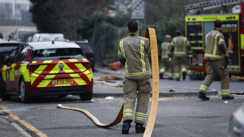 Brandweerlieden bij het brandende transformatorstation.