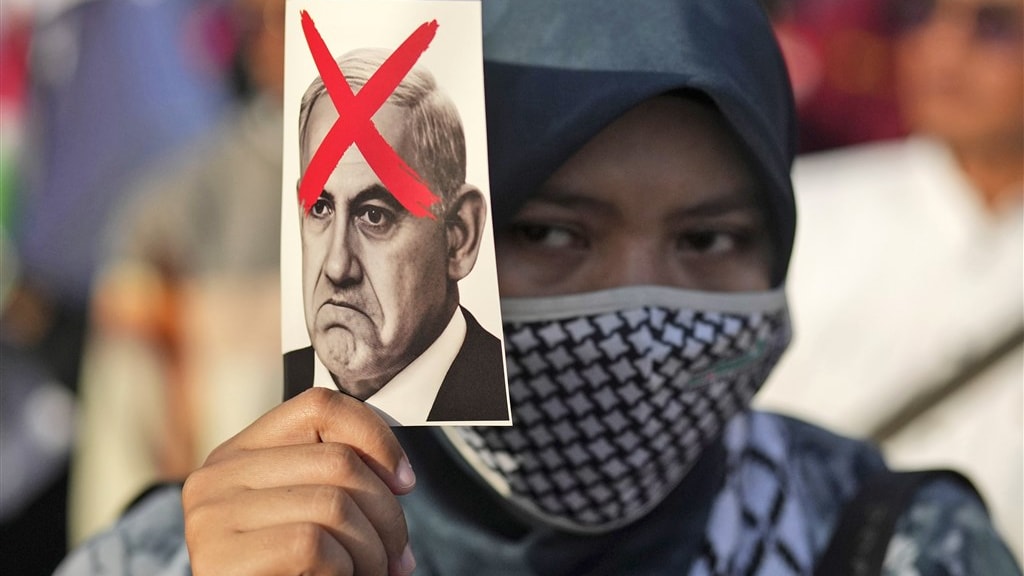 Vrouw protesteert tegen de Israëlische aanvallen op Gaza.