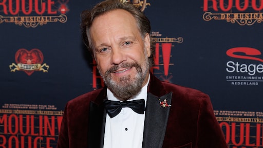 Irene Moors overhandigt Carlo Boszhard Gouden Ticket Award voor Moulin Rouge!