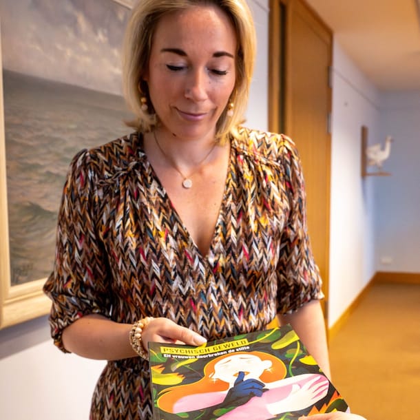 Coenradie krijgt het boek.