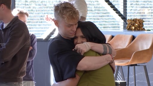 Floris herenigd met Senna na vertrek uit De Bondgenoten: 'Heb je zo gemist'