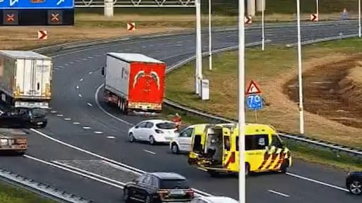 Auto's razen langs ambulancepersoneel op snelweg, Rijkswaterstaat boos