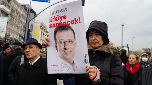 Gearresteerde burgemeester Imamoglu verkozen tot presidentskandidaat in Turkije
