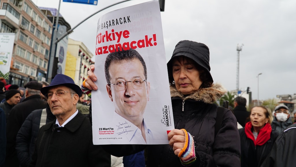 Gearresteerde burgemeester Imamoglu verkozen tot presidentskandidaat in Turkije