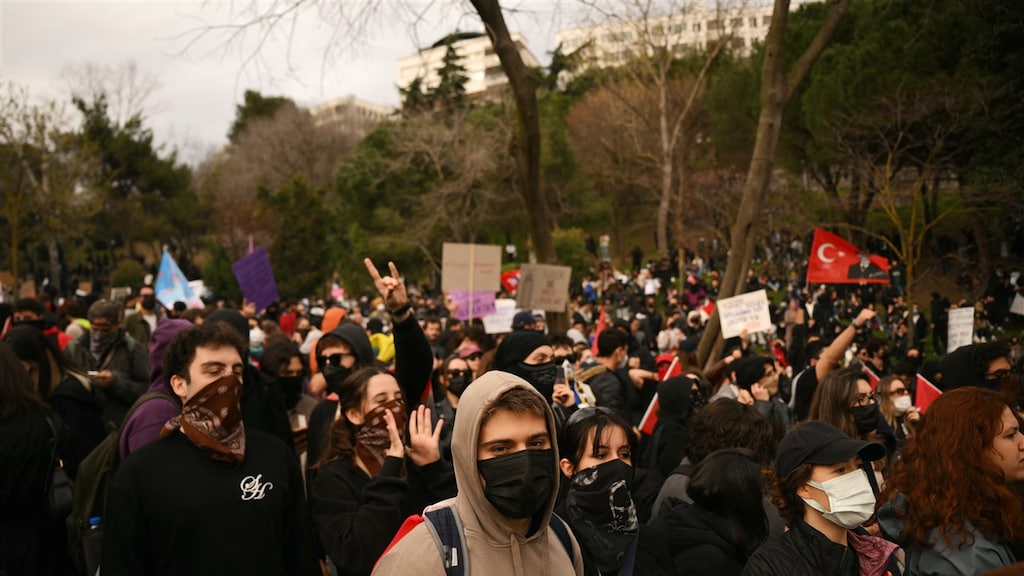 Opnieuw arrestaties Turkije om vastzetten opponent Erdogan: al ruim 1400 aanhoudingen