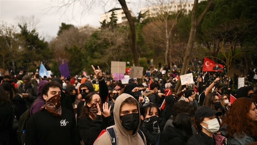 Opnieuw arrestaties Turkije om vastzetten opponent Erdogan: al ruim 1400 aanhoudingen