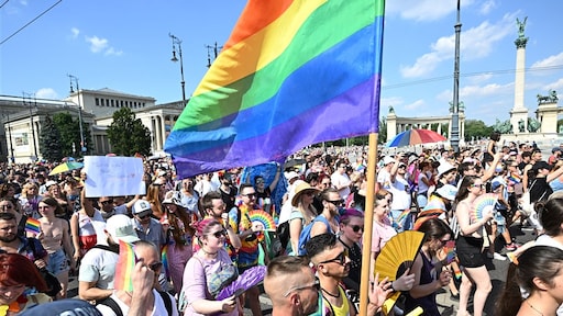Kamer wil dat Hongarije gekort wordt op Europees geld vanwege verbod Pride