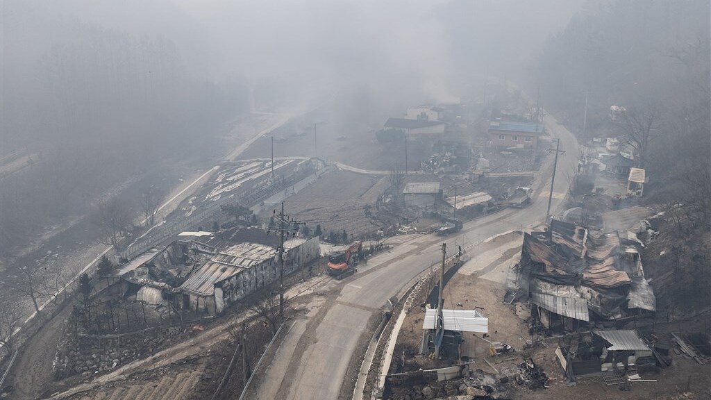 Schade door de branden in het dorp Yeongyang.