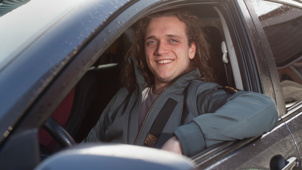 Robbie in zijn auto.