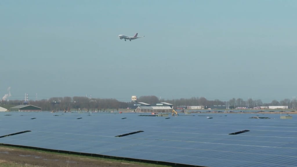 5000 zonnepanelen bij Schiphol weggehaald: piloten hebben last van schittering