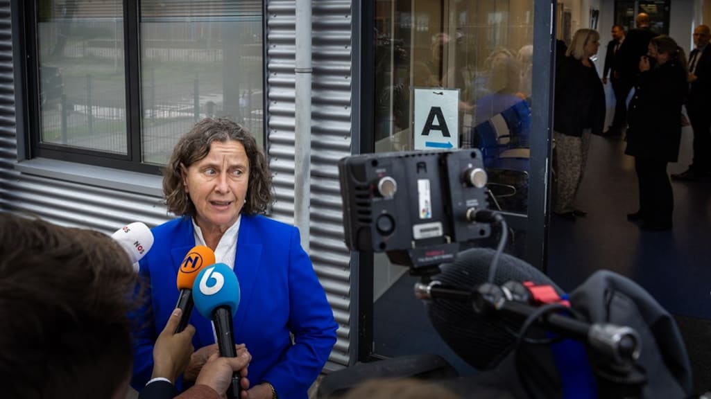 Fabers asielbeleid 'kost onwijs veel geld', opvang kan 1 miljard goedkoper