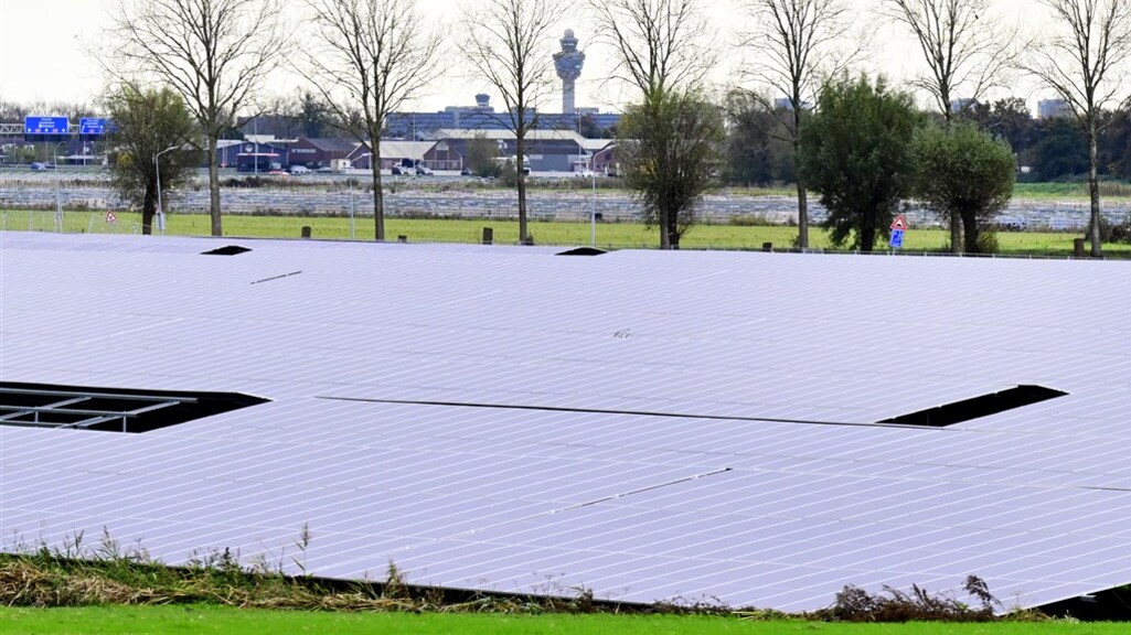 De zonnepanelen in de buurt van Schiphol.
