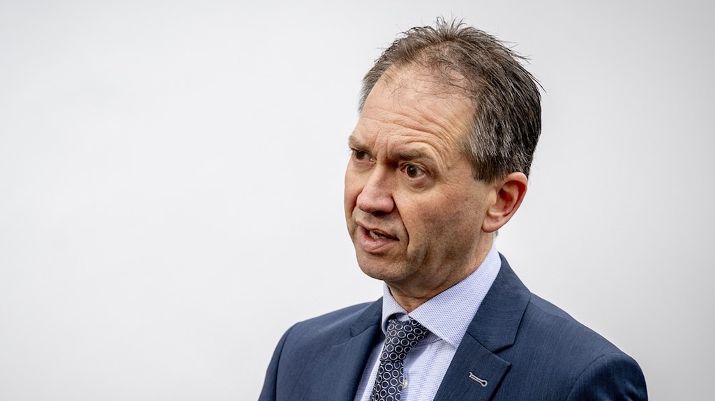 Minister van Hijum past nieuwe 'zzp-wet' aan, ondernemerschap telt zwaarder