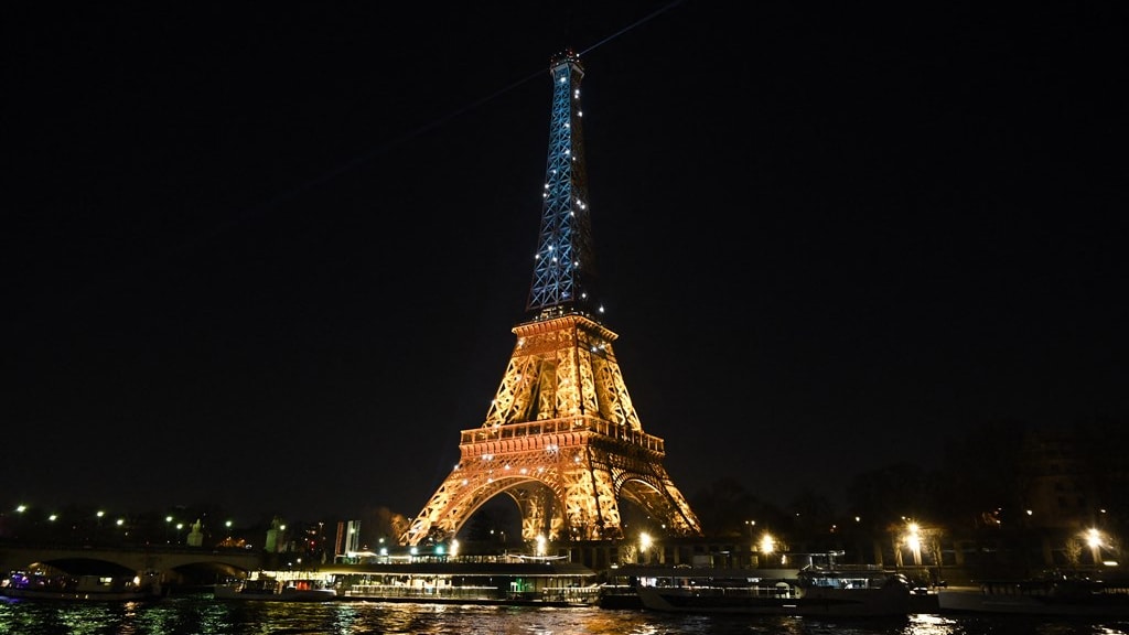 De Eiffeltoren is in aanloop naar de top verlicht in de kleuren van de Oekraïense vlag.