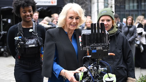 Camilla viert 70 jaar bestaan ITV op de set van tv-serie