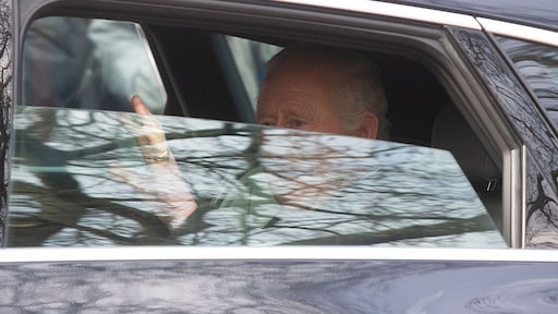 Koning Charles voor het eerst weer gezien na ziekenhuisopname