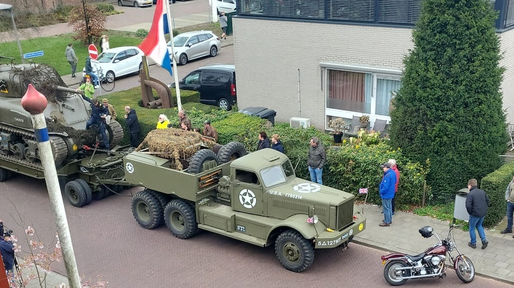 De politie doet onderzoek bij de tank.