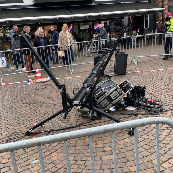 De geluidsinstallatie die naar beneden viel.