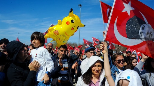 Pikachu duikt op bij protesten in Turkije: 'Jonge generatie is hier drijvende kracht'