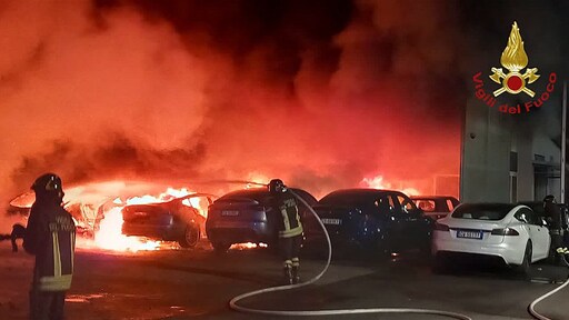 17 Tesla's beschadigd door brand bij dealer in Rome, mogelijk opzet
