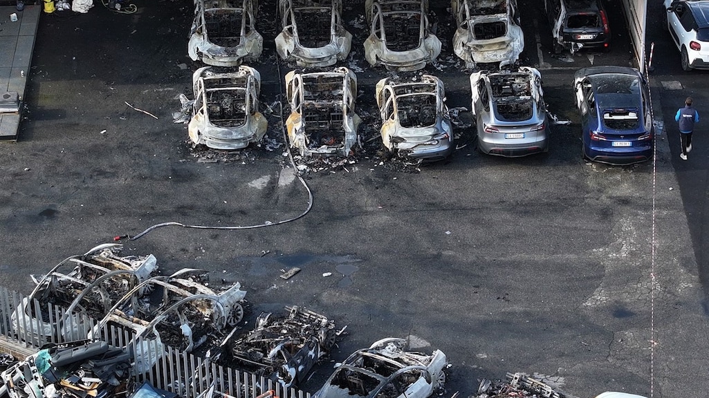 De auto's zijn volledig uitgebrand.