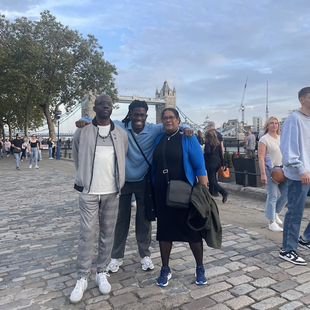 Denzel tussen zijn vader en zijn moeder.