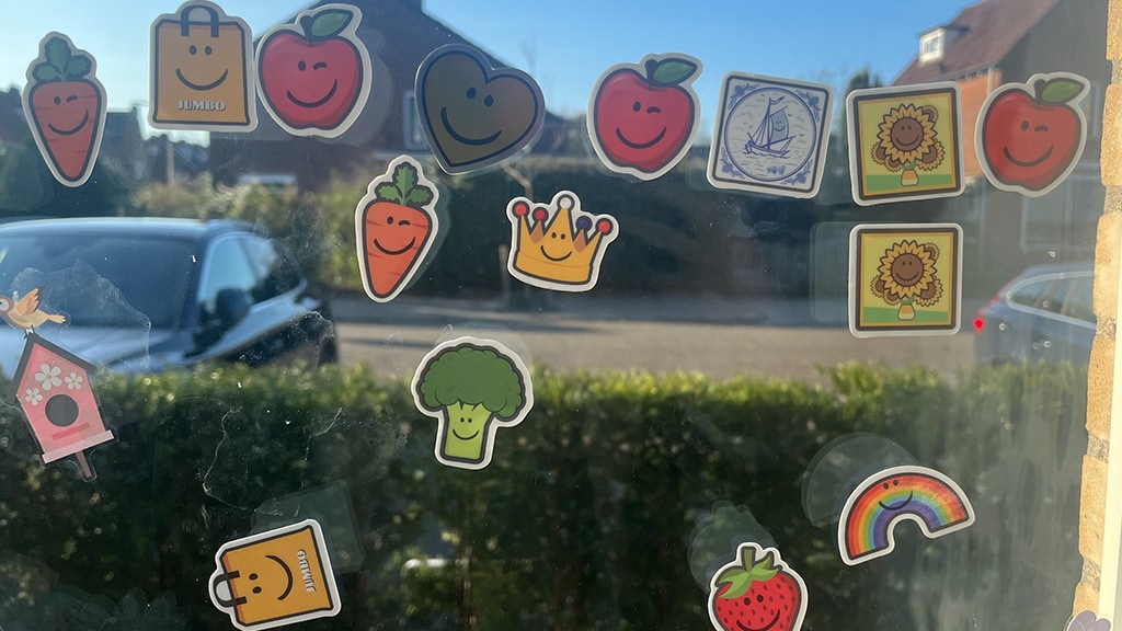 Jumbo-stickers niet van ramen af te krijgen: 'Moet nieuwe ruit bestellen'