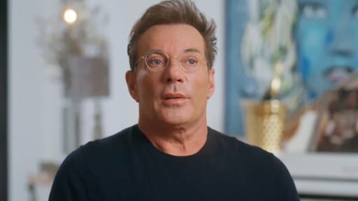 Gerard Joling bezoekt graf overleden vriend in Only Joling