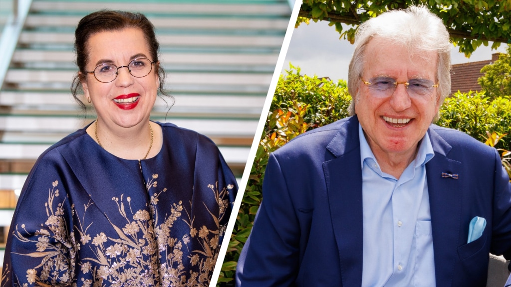 Lee Towers geeft microfoon over aan Francis van Broekhuizen bij marathon Rotterdam