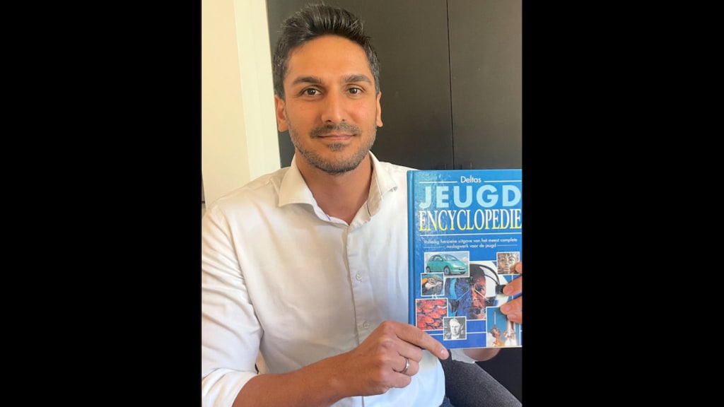 Ali Nabizadeh met de jeugd encyclopedie die hij kreeg.